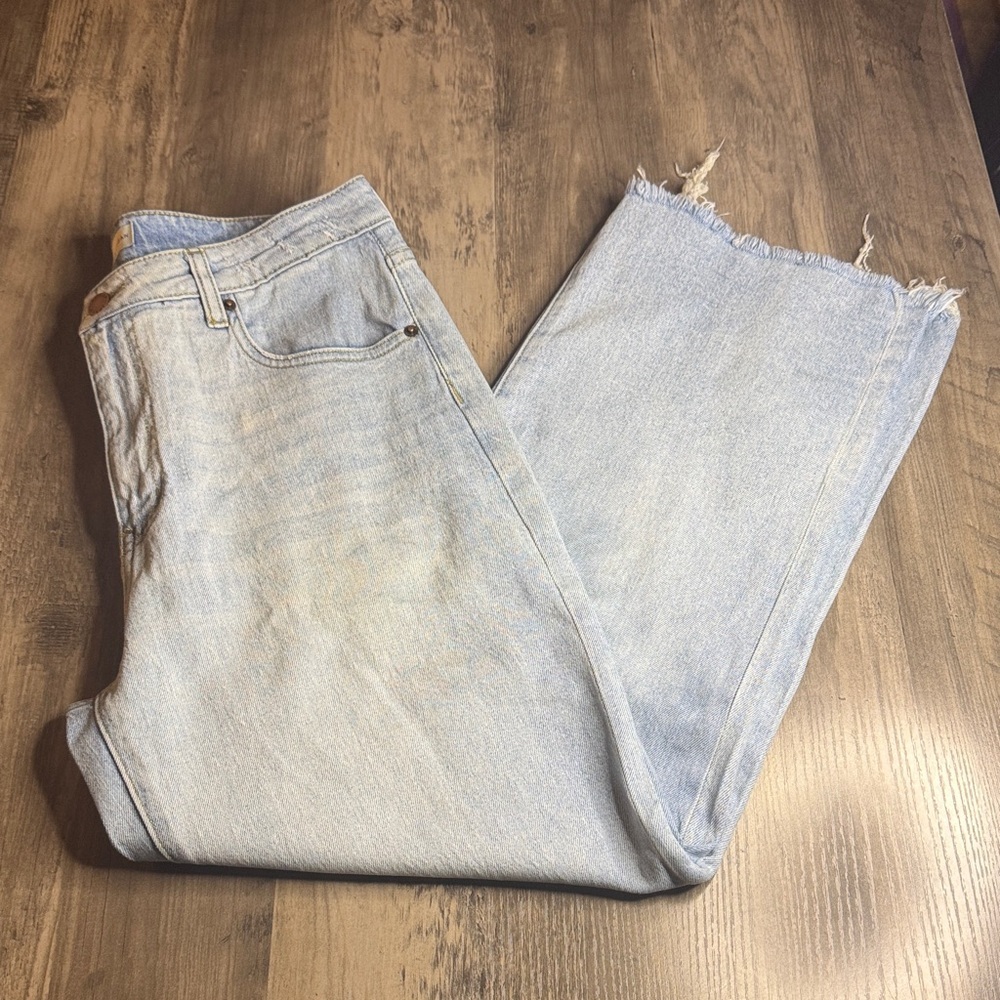 Oliver Logan Aberdeen Wide Leg Crop Light Wash Denim Jeans with Raw Hem